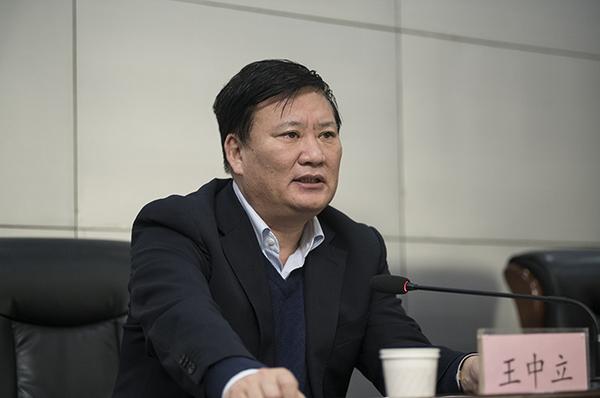 郑州市教育局党组书记、局长王中立讲话。