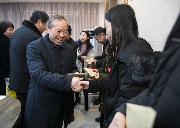 郑州市教育局党组成员、副局长曾昭传为特困教师代表发放慰问金。