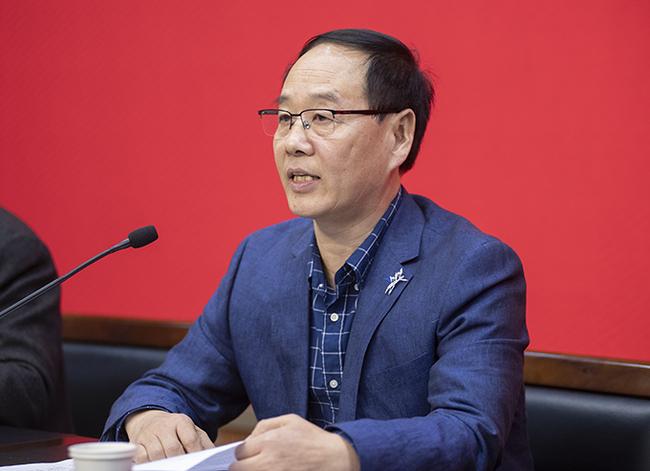 郑州市教育局师资培训处副处长马胜宇对2018年工作进行总结