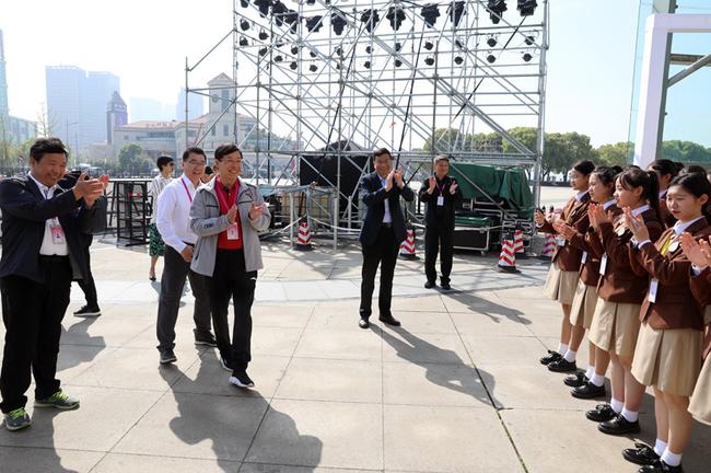 河南省代表团团长、省教育厅副巡视员李金川一行亲切慰问郑州十九中”“星空合唱团”学生。