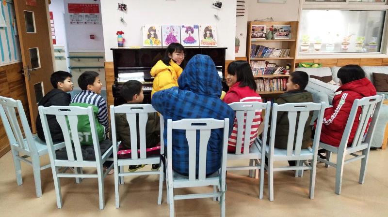 7 刘晨语等同学定期到儿童福利院做义教
