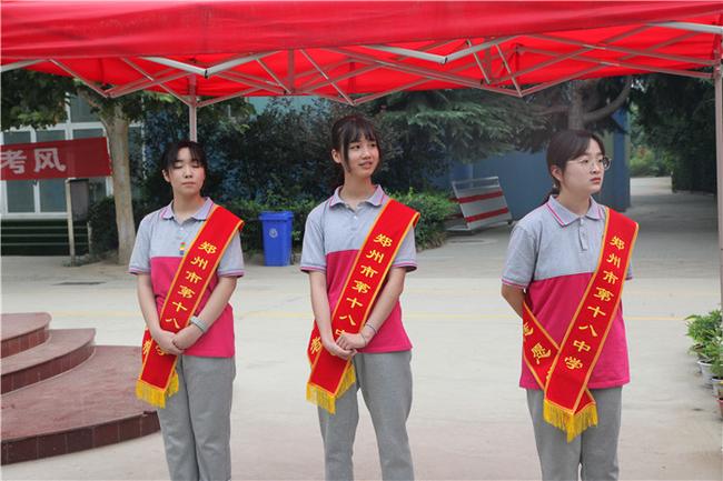 郑州18中学生志愿者做好服务