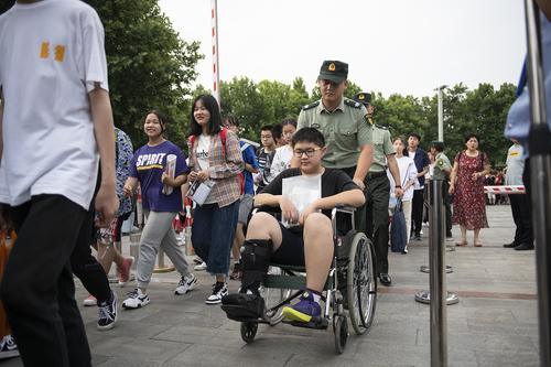 郑州市第四十七中考点，一位考生坐轮椅进入考场。