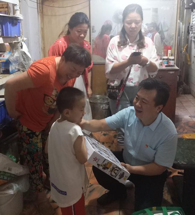 5学校工会主席郭丰洲同志带领党员志愿者对留守儿童进行亲切慰问