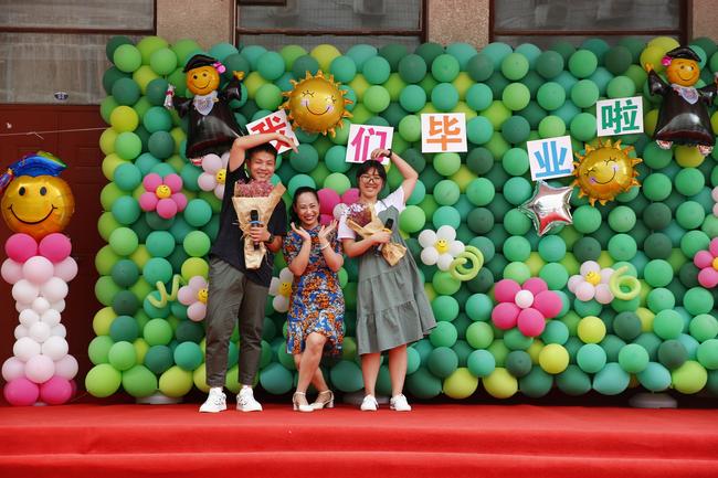 王君哲、李铮豪合唱后班主任王华献花合影