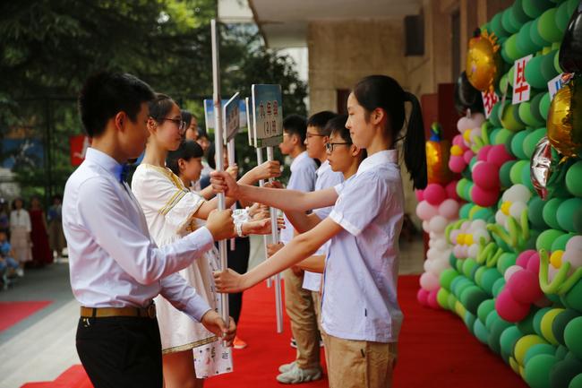 向2020届班长移交班牌