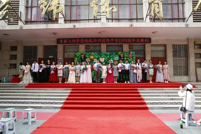 学生向毕业班老师鲜花