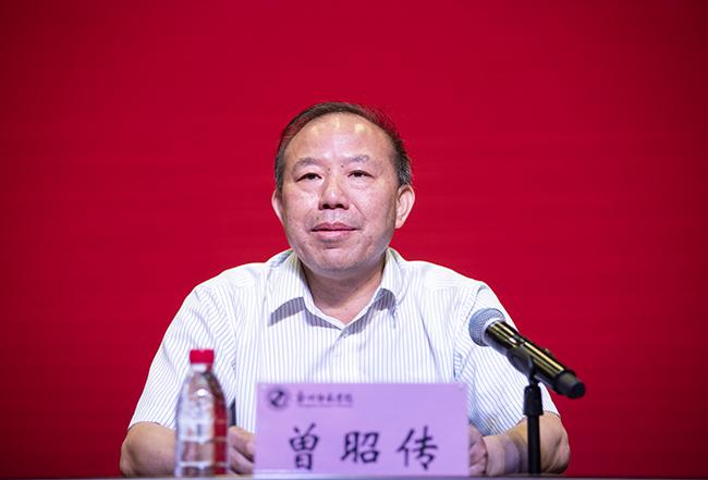 开班仪式由郑州市教育局党组成员,副局长曾昭传主持.