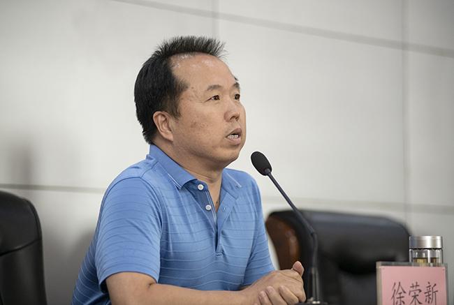 会议由郑州市教育局安保处副处长徐荣新主持