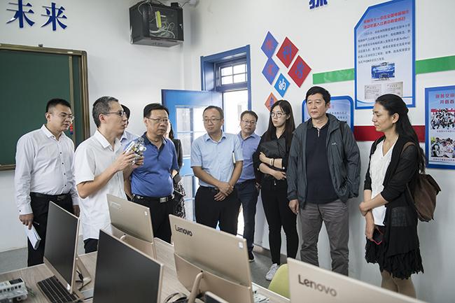 10  教育部教育信息化典型案例遴选专家组在郑州市第11中学查看创客教室2