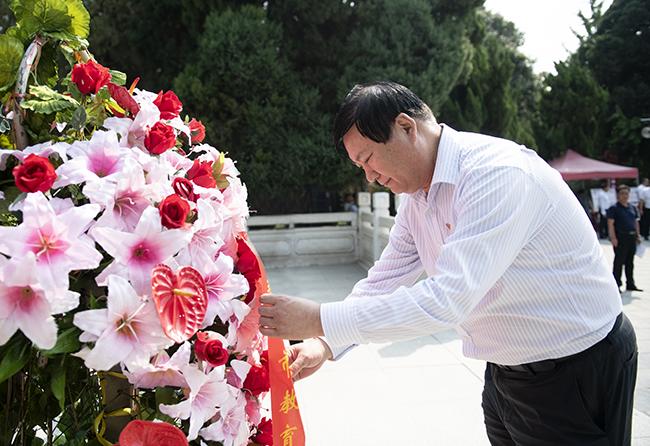 郑州市教育局党组书记、局长王中立代表考察学习团向焦裕禄烈士墓敬献花篮。