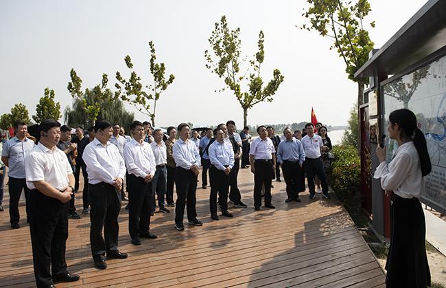 郑州市教育系统考察学习团参观毛主席视察黄河纪念处