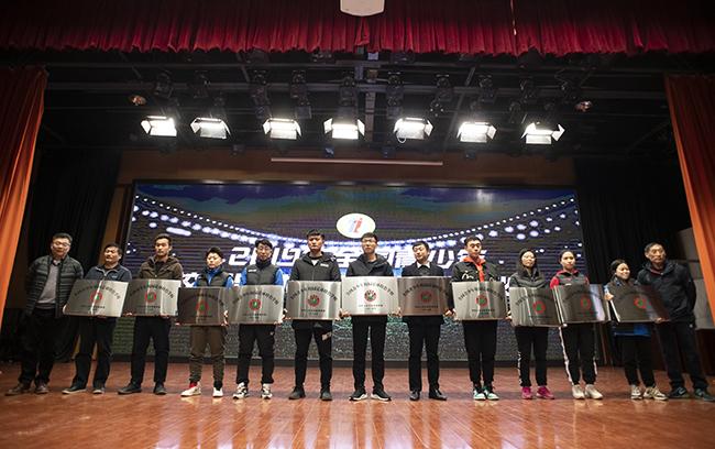 郑州市教育局副调研员王克杰为获得2019年全国青少年校园足球特色学校以及获得全国青少年校园足球“满天星”训练营分营的学校和单位授牌。