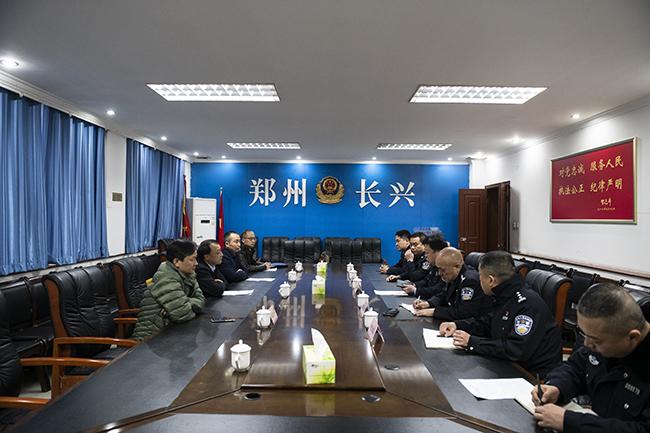 郑州市教育局党组成员、副调研员张少亮一行到郑州市公安局长兴路分局慰问。