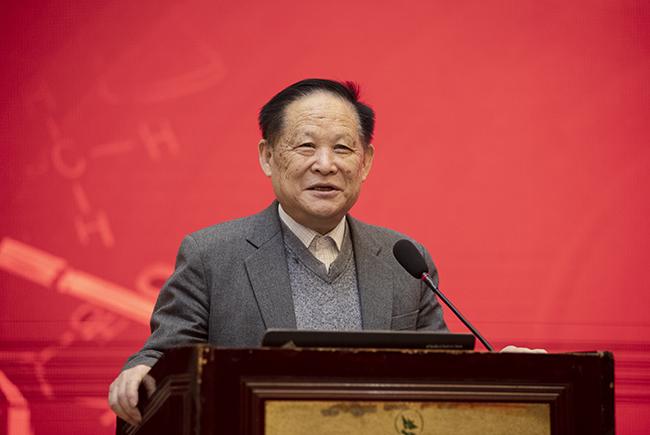 中国化学会竞赛工作委员会主任、北京大学教授段连运讲话。