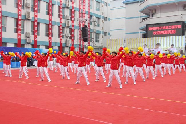 10郑州市电子信息工程学校展示“大国小匠、豫见未来”职业素养操