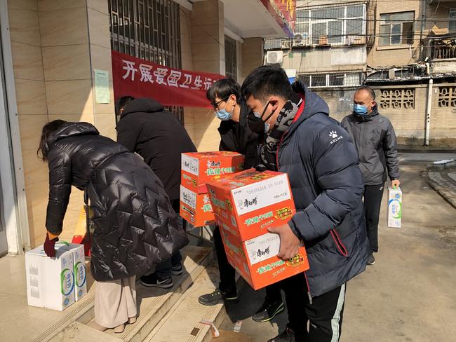 3 郑州42中来到社区抗疫一线送物资，送温暖与关心