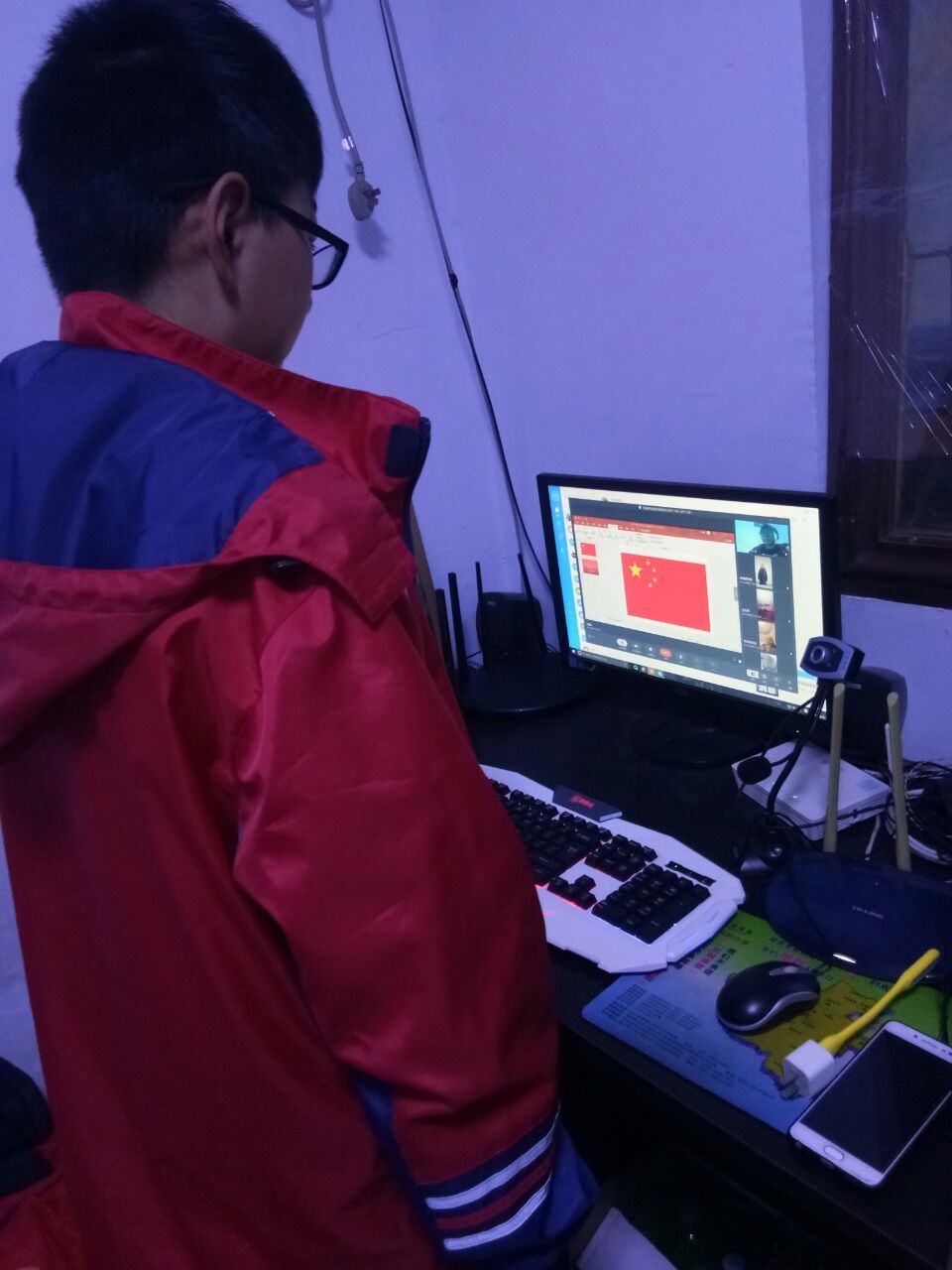 郑州45中网络升旗仪式燃起学子爱国情怀