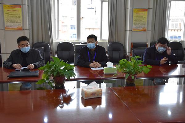 8 郑州市教育局人事处处长袁黎明（图中）对学校疫情防控工作给予肯定