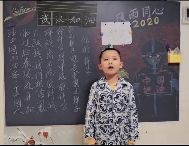 1.市实验幼儿园萌娃向医护人员表达敬意