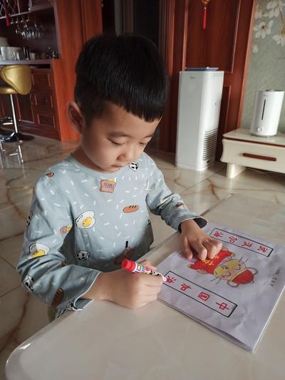 4.孩子们用画笔用心表达祝福