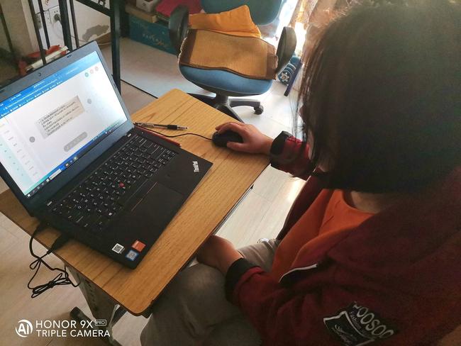 语文刚考完，老师们已经开始批改试卷，只为让学生早一刻看到成绩。