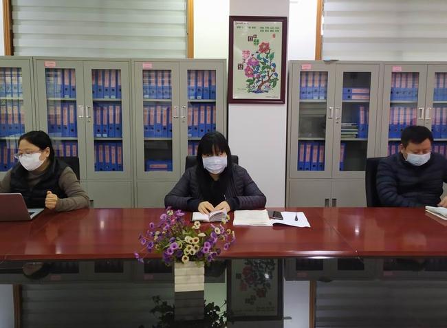 2学校校长董慧蕴主持会议
