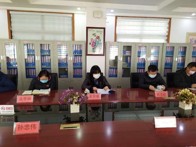 ２郑州市扶轮外国语学校校长董慧蕴汇报疫情防控工作