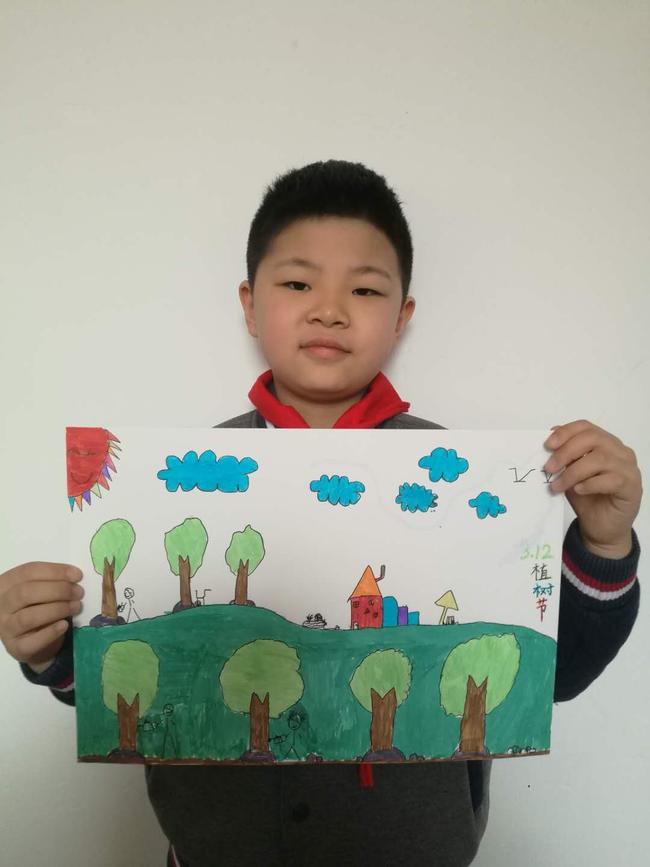 5一年级的同学展示自己的植树绘画作品