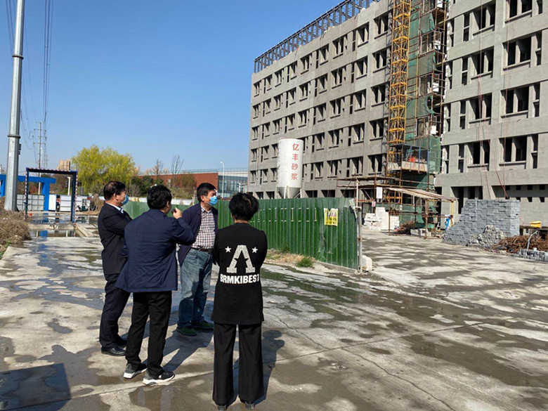 郑州市教育局党组书记,局长王中立现场调研郑开学校建设项目