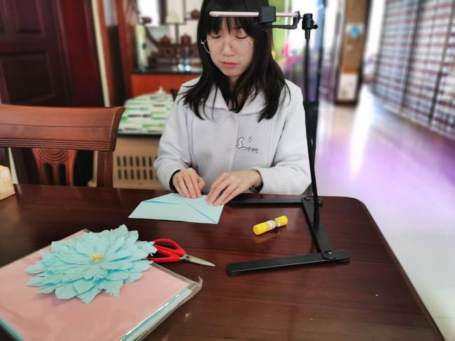 1市实验幼儿园青年教师们在家利用网络为孩子们录制手工视频