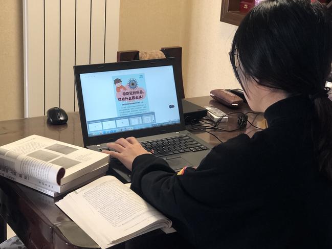 3.老师们利用网络制作视频内容，宣传新冠肺炎防护知识