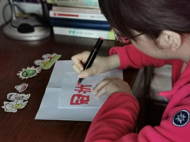 5.老师们用心绘制给孩子们宣传新冠肺炎的简笔画