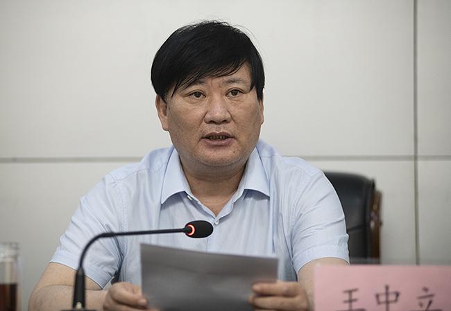 市教育局党组书记,局长王中立讲话.