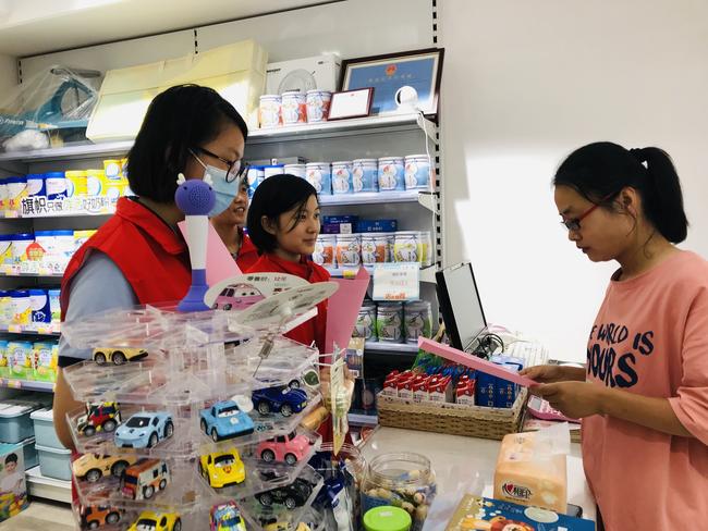 郑州八中学生向商家宣传“厉行节约抵制浪费”
