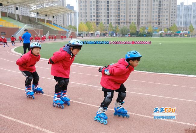 参加轮滑社团的学子正在练习