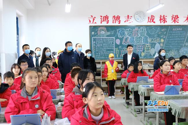 采访报道组走进课堂