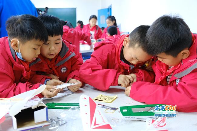 中牟县晨阳路学校学子协同组合海模