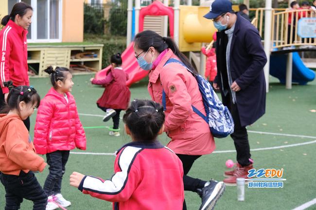 在新郑市弘远路幼儿园，媒体记者们亲身体验一番