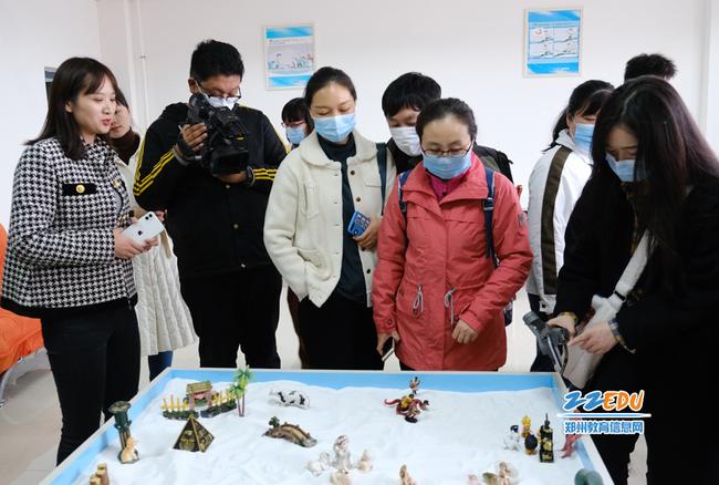 在新郑市第一中学心理活动室参观