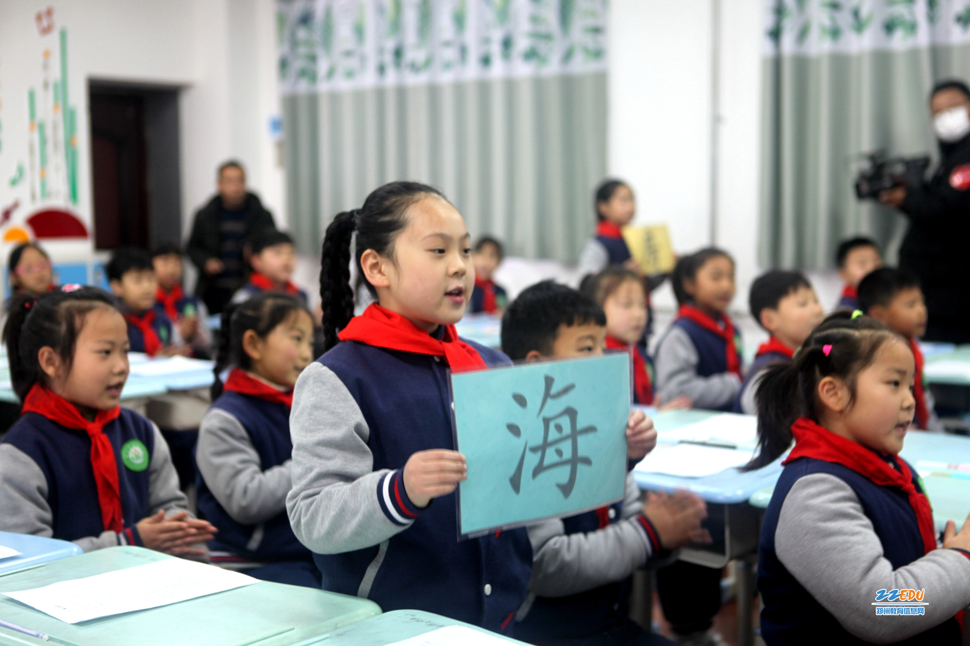 登封市北区小学的语文与音乐融合课堂上,同学们伴随着音乐在为汉字"找