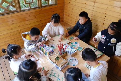新郑市弘远路幼儿园的小朋友们在作画