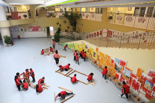 郑东新区实验幼儿园孩子们在搭建郑州版的“小汤山医院”