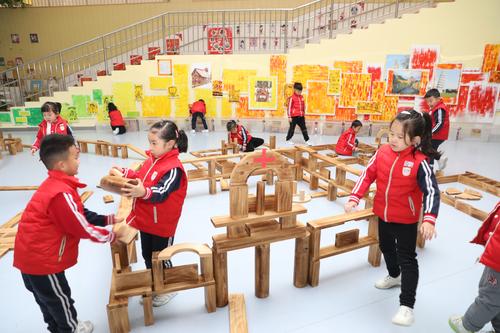 郑东新区实验幼儿园孩子们在搭建郑州版的“小汤山医院”1