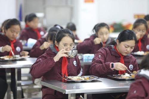 郑州高新区外国语小学学生在校内午餐