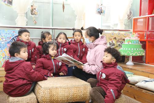 郑州市惠济区实验幼儿园的孩子们在老师的带领下，共阅绘本。