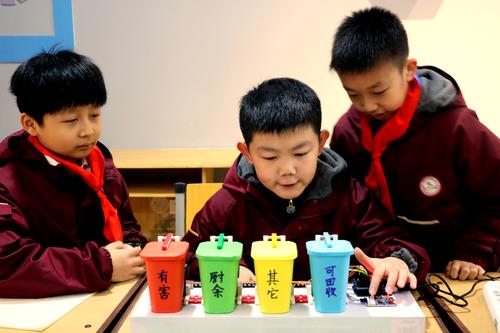 郑州市郑东新区昆丽河小学学生展示他们发明的带有语音识别功能的“智能垃圾桶”1