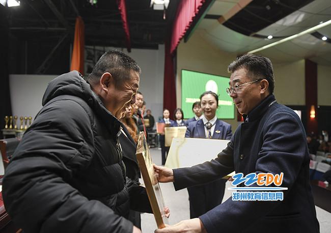 会议会上还对2020年在校园足球各个方面有突出贡献的先进单位和个人进行表彰，并为第六批全国青少年校园足球特色学校和足球特色幼儿园代表进行了授牌。