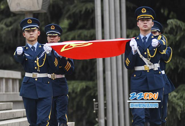 出团旗，重温入团誓词。