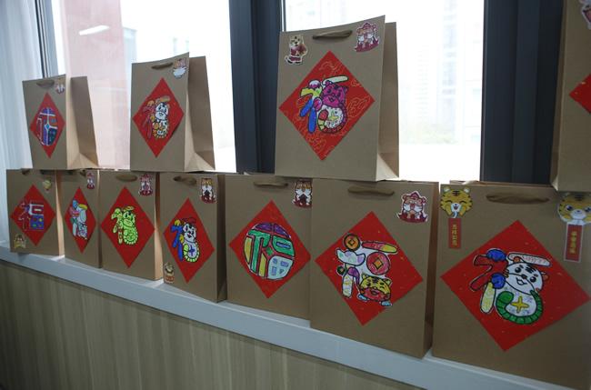 孩子们为自己设计的新年礼物袋2